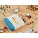 Trousse de maquillage beige et bleue sur table bois