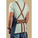 Homme portant un tablier croisé dans le dos