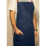 Homme portant un tablier bleu en toile