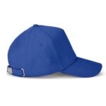 Casquette bleue à visière courbée.