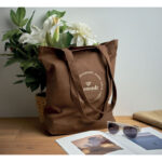Sac en toile marron sur une table en bois